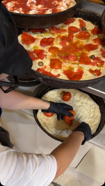 La preparazione delle focacce al pomodoro