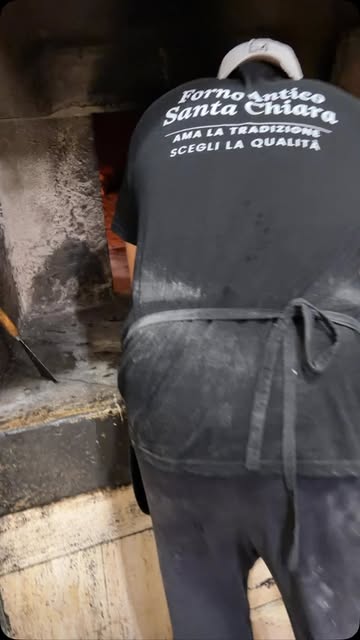 Il forno a legna Santa Chiara al lavoro