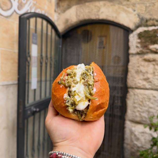 Una creazione del forno davanti alla bottega storica